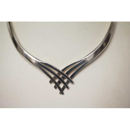 551 - A modern silver torque choker, marked 925. Weight 43.8 grams