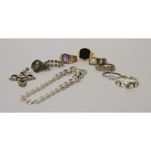 527 - Silver dress rings, gent's silver gilt signet rings, garnet silver cross pendant etc