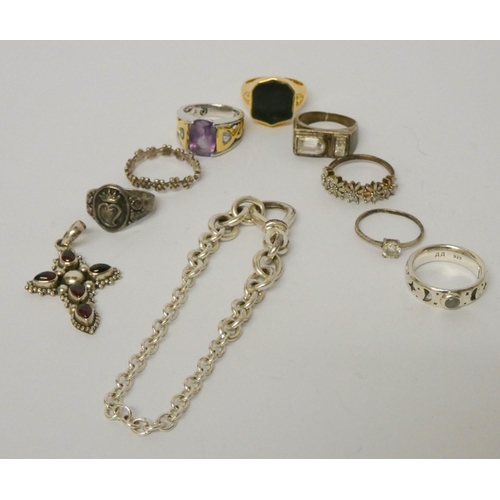 527 - Silver dress rings, gent's silver gilt signet rings, garnet silver cross pendant etc