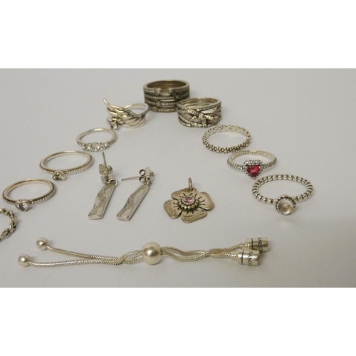 623 - A collection of Pandora jewellery to include rings, pendant etc