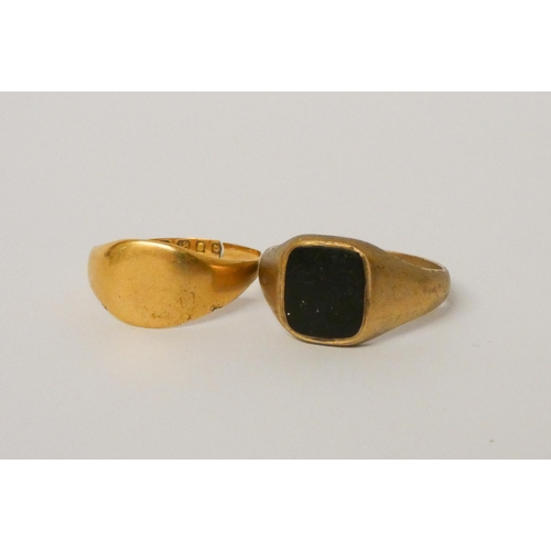 610 - A gent's 9ct gold and onyx panel signet ring, size V and 18ct yellow gold signet ring, hallmarked, s... 