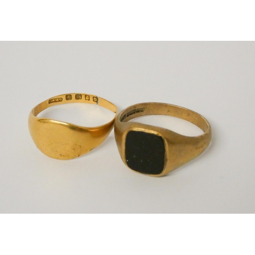 610 - A gent's 9ct gold and onyx panel signet ring, size V and 18ct yellow gold signet ring, hallmarked, s... 