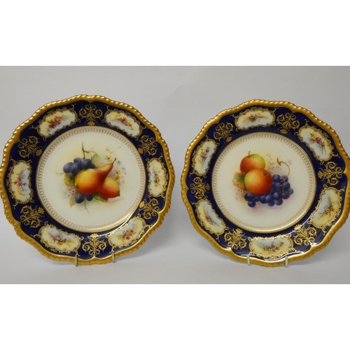 【 WORCESTER】キャビネットプレート A Royal Worcester cabinet plate, gilt edging, green border with