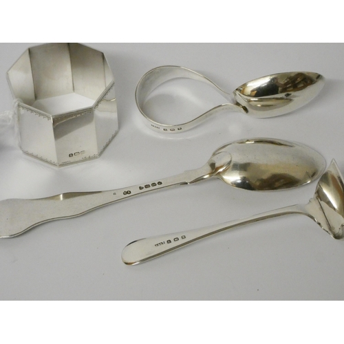 508 - A silver sugar pusher and spoon, an octagonal bodied napkin ring and a silver fiddle and shell patte... 