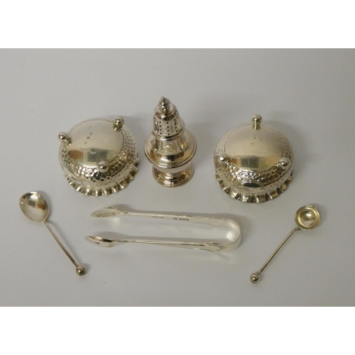 516 - A pair of silver sugar nips, pair of silver salt cellars, two salt spoons and a pepper pot. 3.4 oz t... 