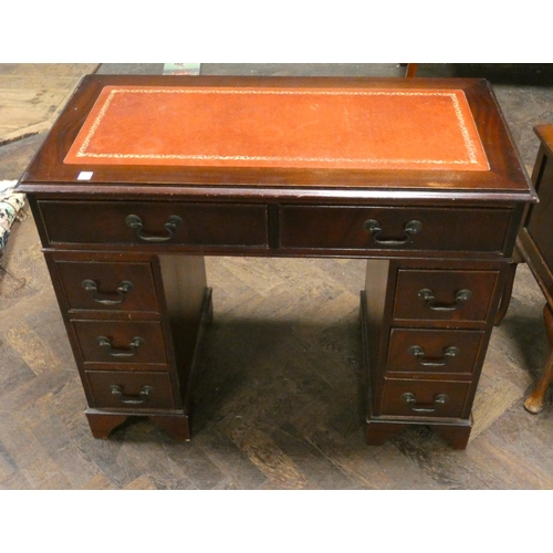 24 - A Georgian style mahogany twin pedestal desk, eight drawers with red leather inset top, 3' wide