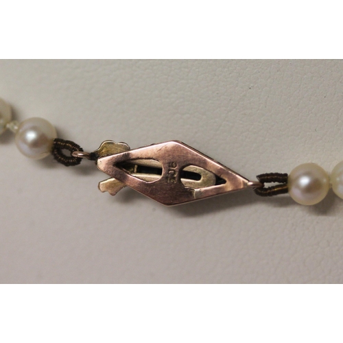 440 - A vintage row of graduated cultured pearls, with amethyst set 9ct rose gold clasp. In old leather bo... 