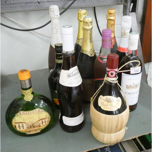 133 - Eleven bottles of various beverages to include sparkling wine, Baileys and other wines etc