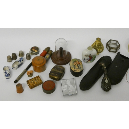 178 - Two pairs of old spectacles, snuff bottles, miniature boxes and other small collectable pieces