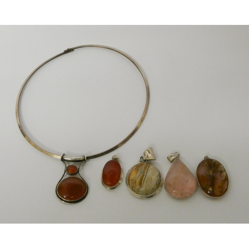 451 - A modern silver torque choker with five modern agate and quartz statement pendants