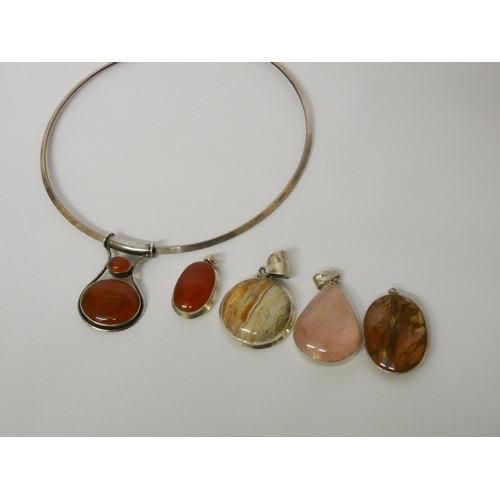 451 - A modern silver torque choker with five modern agate and quartz statement pendants