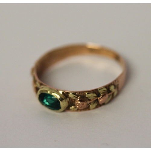 487 - Antique tri-colour gold ring set with an emerald, ring size P, 2gms