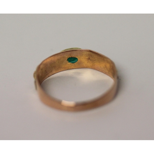 487 - Antique tri-colour gold ring set with an emerald, ring size P, 2gms