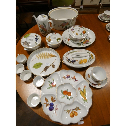 122 - Several pieces of fruit decorated Worcester Evesham china