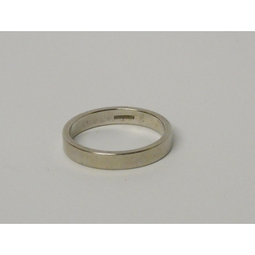 430 - Modern platinum wedding band, hallmarked, ring size O, weight 3.2g