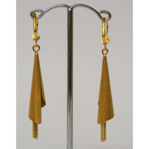 432 - A pair of 18ct yellow gold drop earrings, in the form of stylised fuchsia flowers, 60mm drop, marked... 