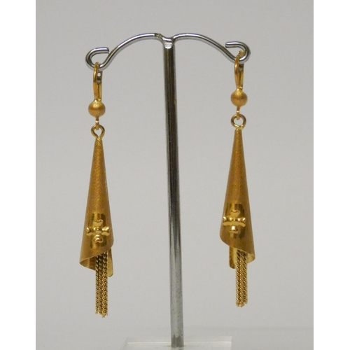 432 - A pair of 18ct yellow gold drop earrings, in the form of stylised fuchsia flowers, 60mm drop, marked... 