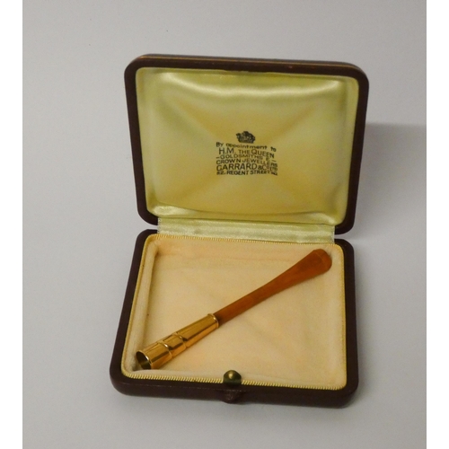 367 - Vintage French 18ct gold mounted amber cigarette holder, in old Garrards box.