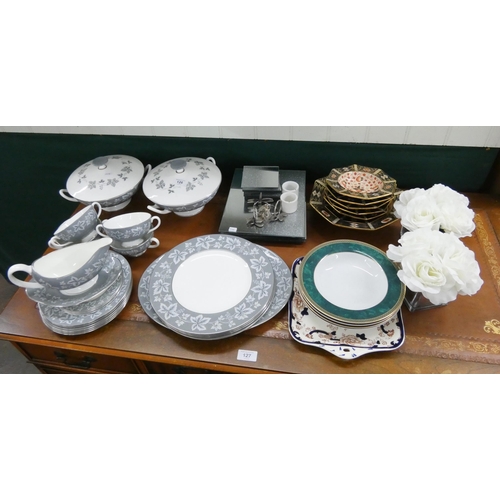 126 - Part Wedgwood dinner service, mirrored table mats, fruit set, plates and ornaments