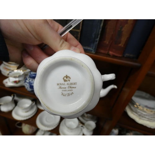 193 - Royal Albert Val D'or pattern china tea set, with other tea ware, plates, cheese dish, lamp etc