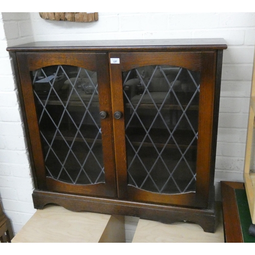 225 - A low oak two door leaded glazed bookcase, 3' wide