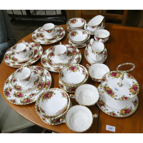 255 - Royal Albert Old Country Roses 4 place setting dinner and tea set, including cake stand, extra jugs ... 