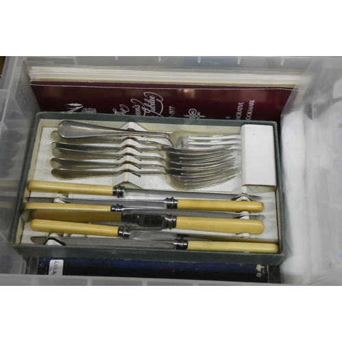 382 - Two boxed cutlery sets and a large quantity of Viners stainless steel cutlery