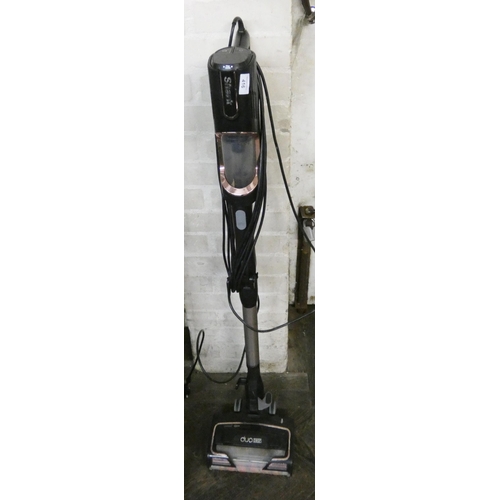 416 - A Shark Duo clean electric vacuum cleaner