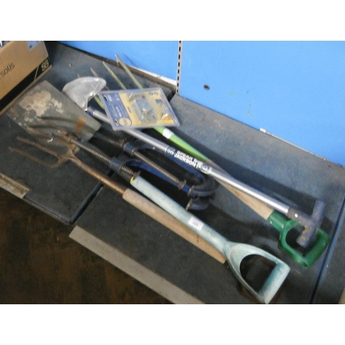 435 - A quantity of garden hand tools, two large G-cramps etc