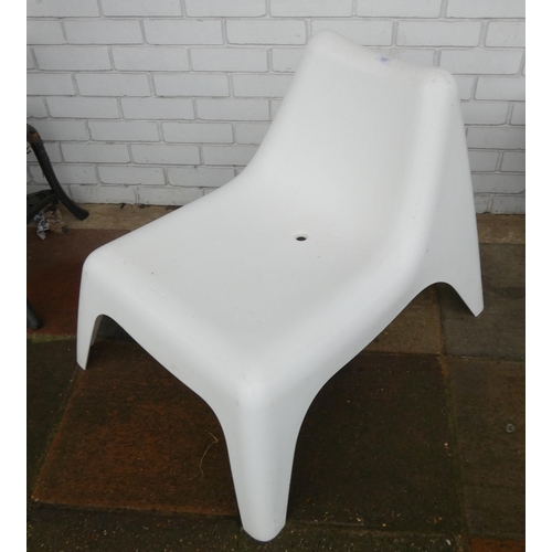 453 - A retro plastic chair