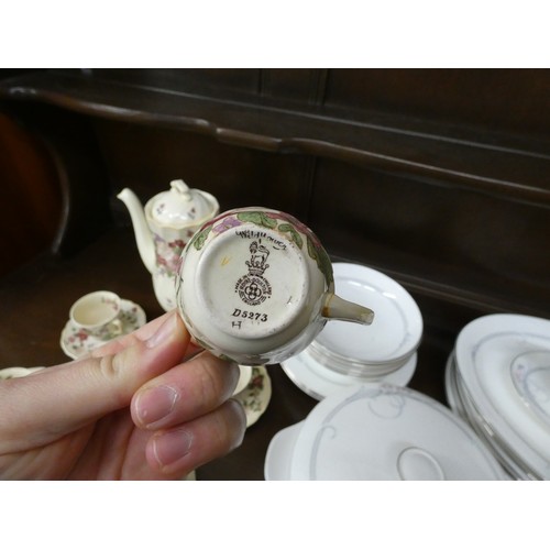 197A - A Royal Doulton ‘Allegro’ pattern part service of 23 pieces together with another Royal Doulton flor... 