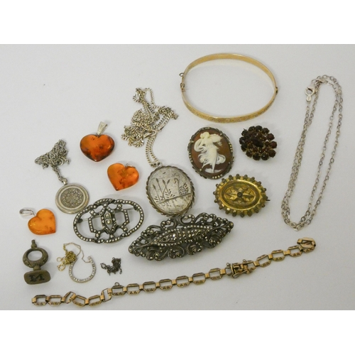 602 - Marcasite clips, cameo and other vintage brooches, silver oval locket and pendant, rolled gold etc.