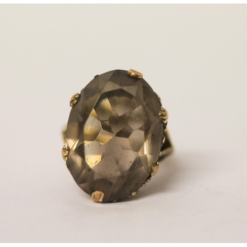 605 - A large single stone smoky quartz statement ring on hallmarked 9ct gold band. Size   Weight 9.3g