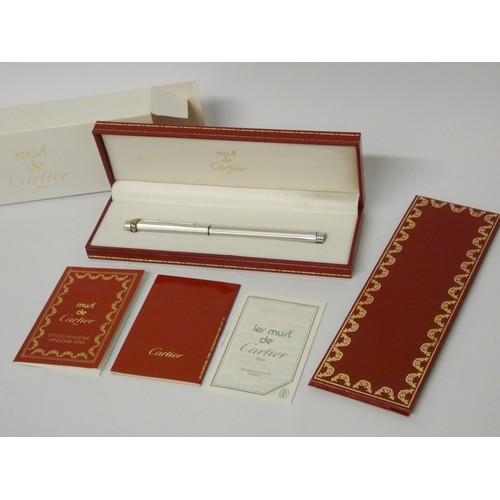 306 - A  Must de Cartier silver plated and gold plated reeded fountain pen, maker's booklet and box, unuse... 