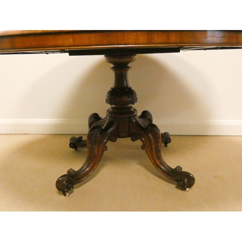 32 - Victorian oval figured walnut loo table on pillar and quadruple base, 4'6