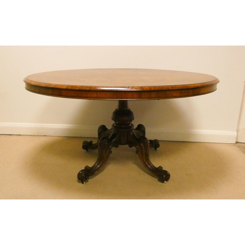 32 - Victorian oval figured walnut loo table on pillar and quadruple base, 4'6