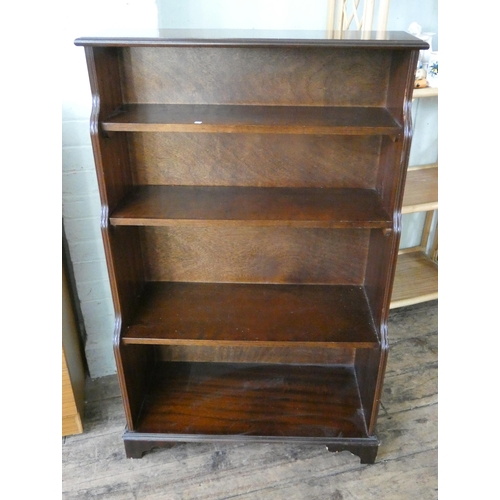 93 - A mahogany five tier graduated open bookshelf, 2'6 wide