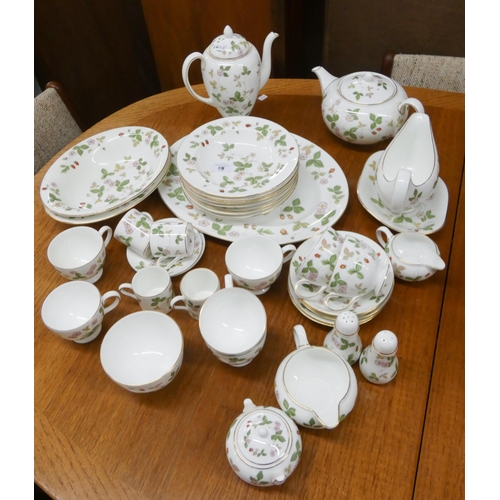 85 - Wedgwood Strawberry floral decorated dinner tea and coffee service