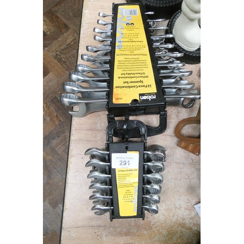 291 - A 32 piece spanner set