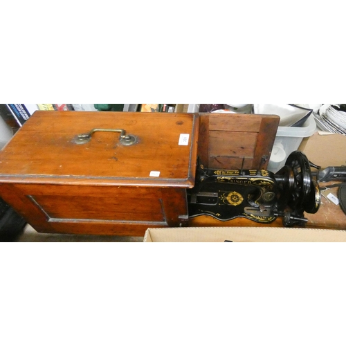 369 - Old singer sewing machine in wooden case