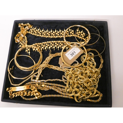 301 - A tray of gold plated and gilt metal costume jewellery