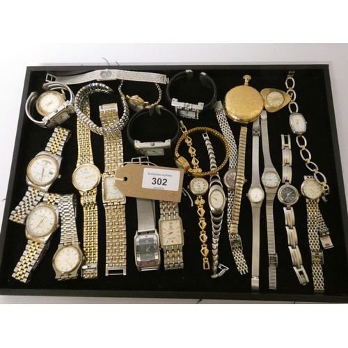 302 - A tray of assorted quartz ladies and gents wrist watches