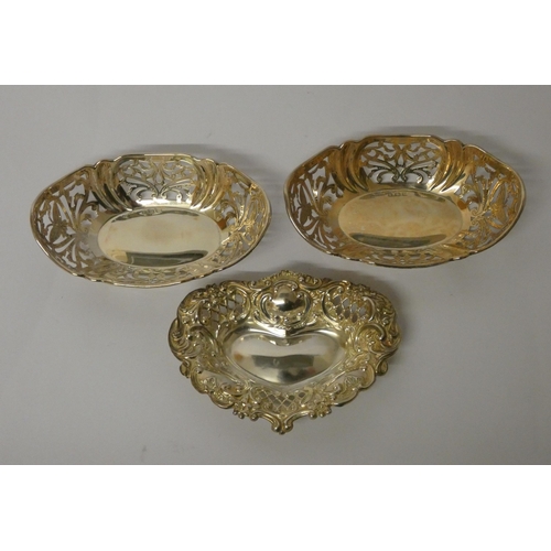 675 - A pair of oval silver pierced bon bon dishes and a heart shaped bon bon dish, 2.6 troy ozs