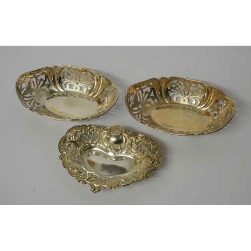 675 - A pair of oval silver pierced bon bon dishes and a heart shaped bon bon dish, 2.6 troy ozs