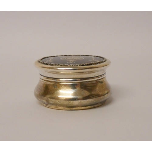 688 - Edwardian silver tortoiseshell and pique work dressing table trinket box with hinged lid, 6cms acros... 