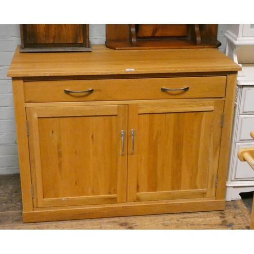 140 - A good quality modern light oak computer desk with cupboards under and interior fittings, 43