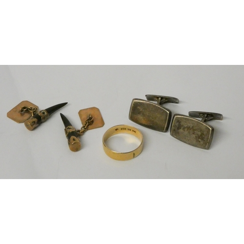 623 - 14ct gold wedding band, 3.5g, together with two pairs of vintage cufflinks