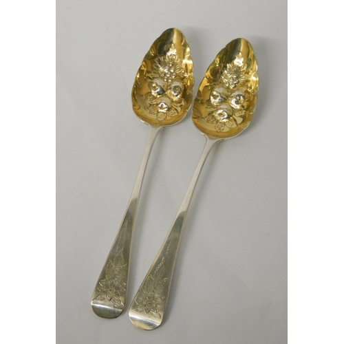 734 - A pair of Georgian silver berry spoons. London 1813 4 troy ounces.