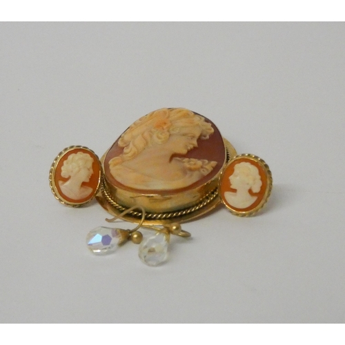 756 - An oval carved shell cameo brooch in hallmarked 9ct gold frame, with brooch and pendant fitting and ... 