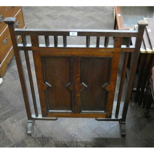 57 - A 1920's oak panelled fire screen